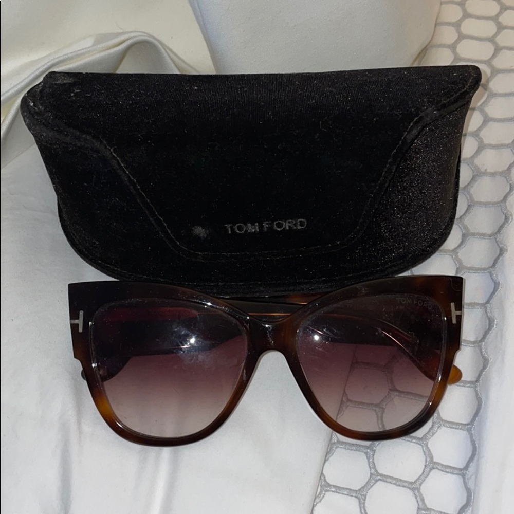 Tom Ford Tortoise SunGlasses with case